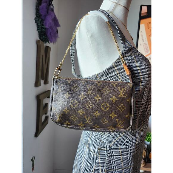 Louis Vuitton Pochette Accessoires Monogram LV Shoulder Bag Vintage Y2K Style - Picture 3 of 15